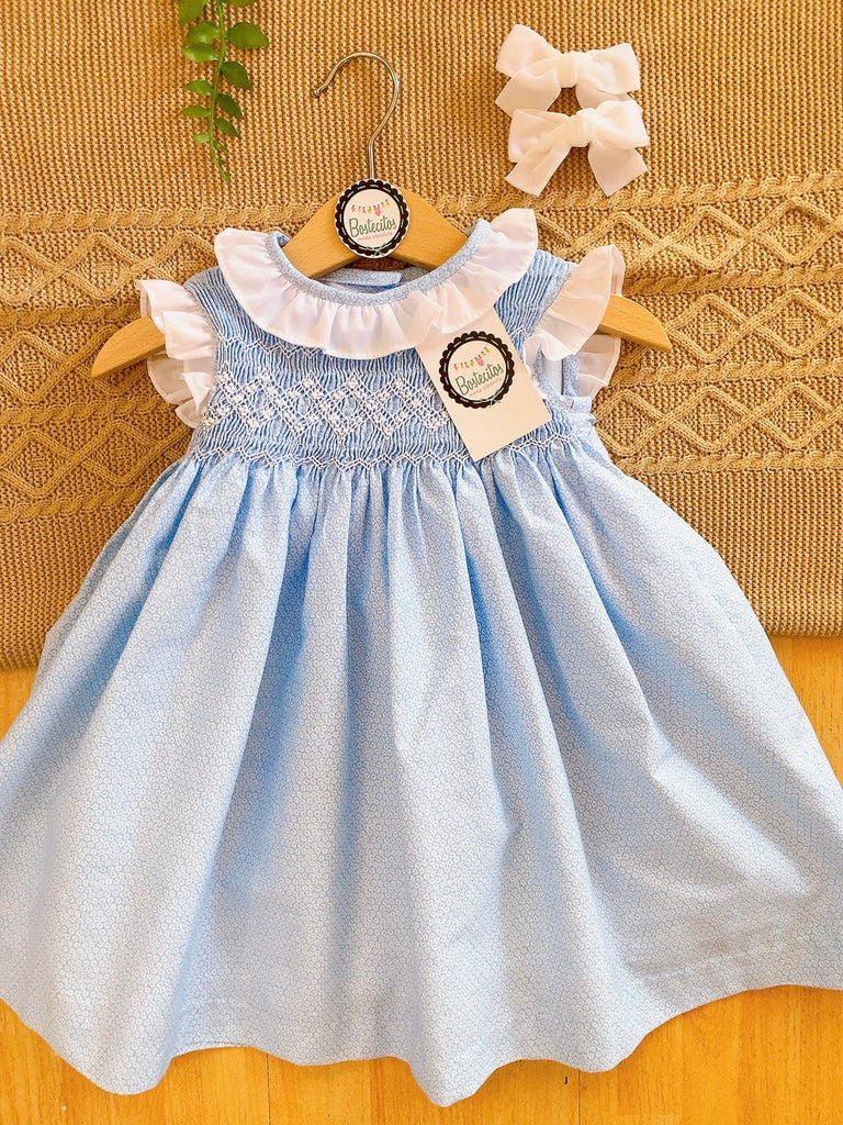Vestido bordado a mano azul cielo con cuello blanco