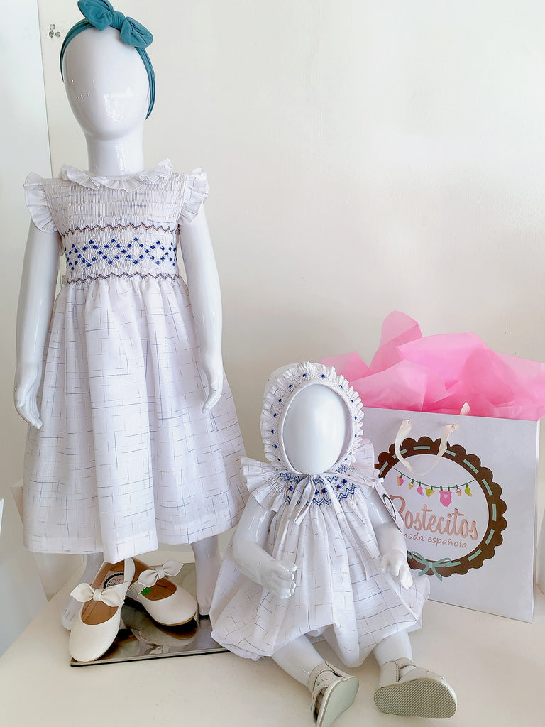 Ranita blanca bordada con azul marino y gorro bordado