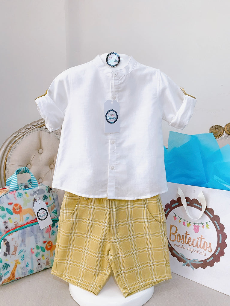Conjunto short cuadros mostaza con camisa blanca