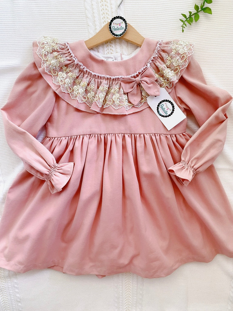 Vestido rosa palo con encaje dorado y moño al frente(8 años )