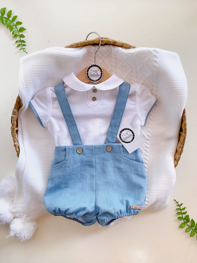 Conjunto español short con tirantes azul empolvado con camisa blanca detalles azul en manga