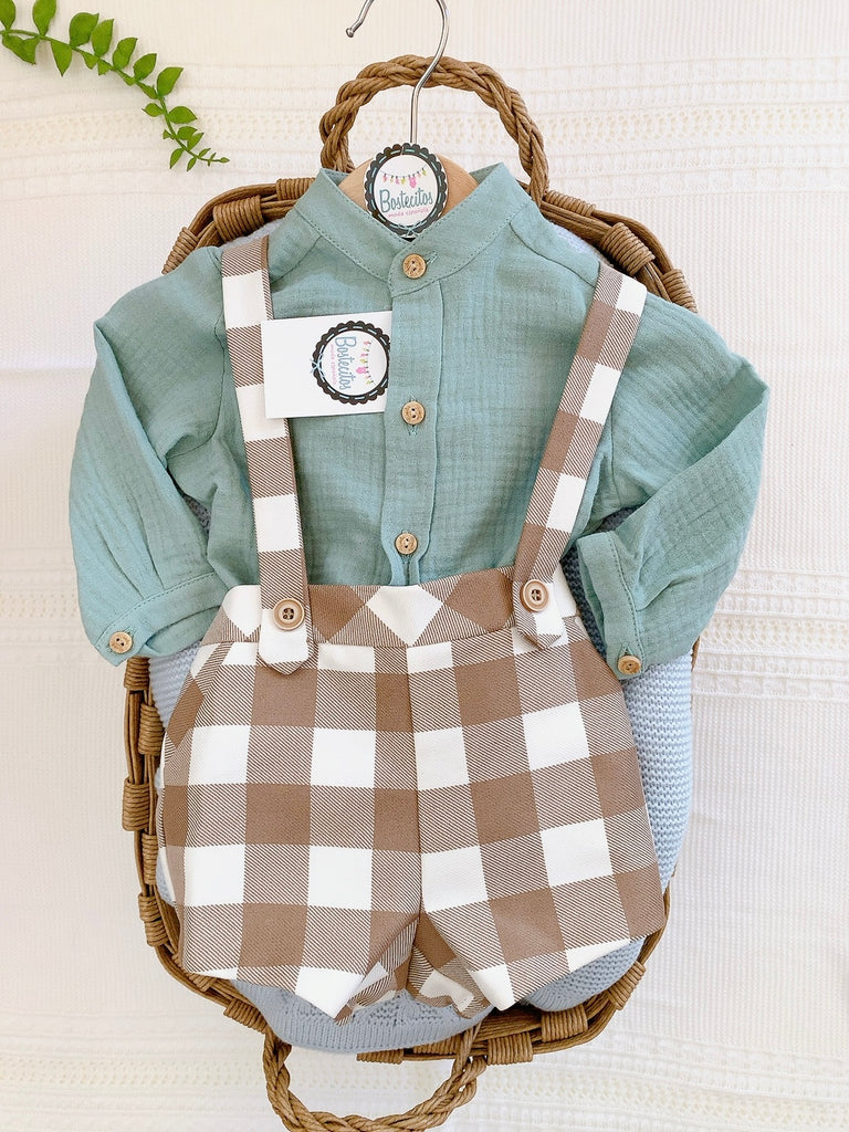 Conjunto short con tirantes cuadros cafés con camisa verde