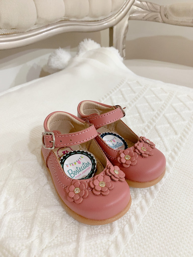 Zapatito rosa palo con 3 flores