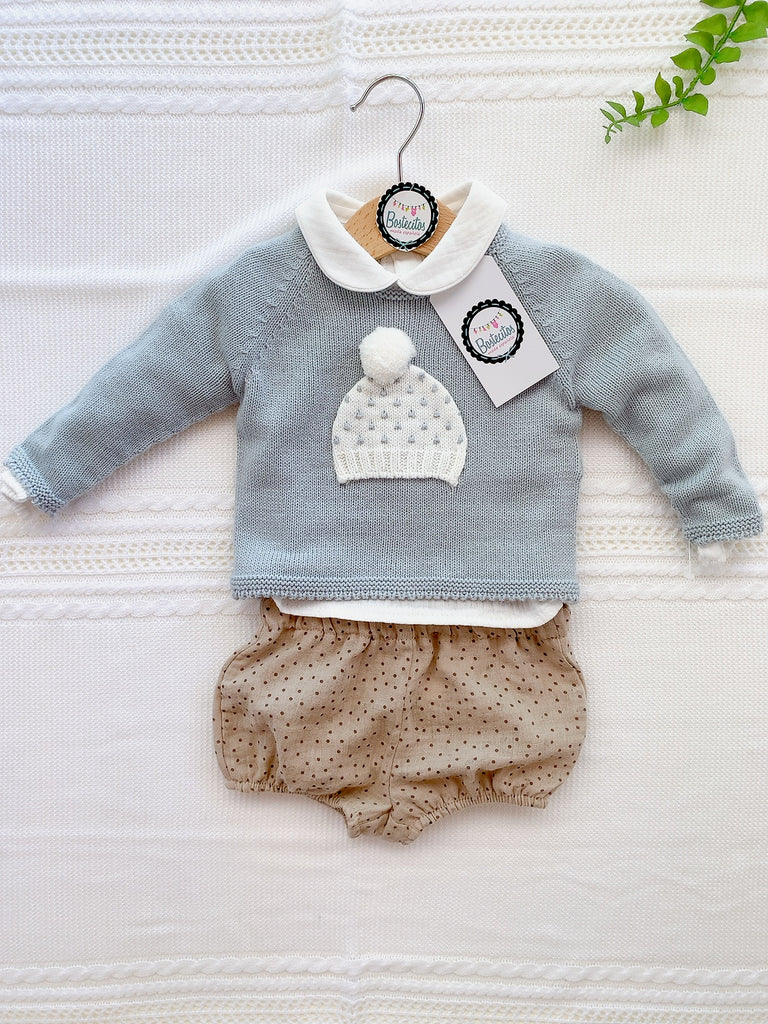 Conjunto Niño short café con camisa blanca y suéter azul  con gorro bordado en suéter