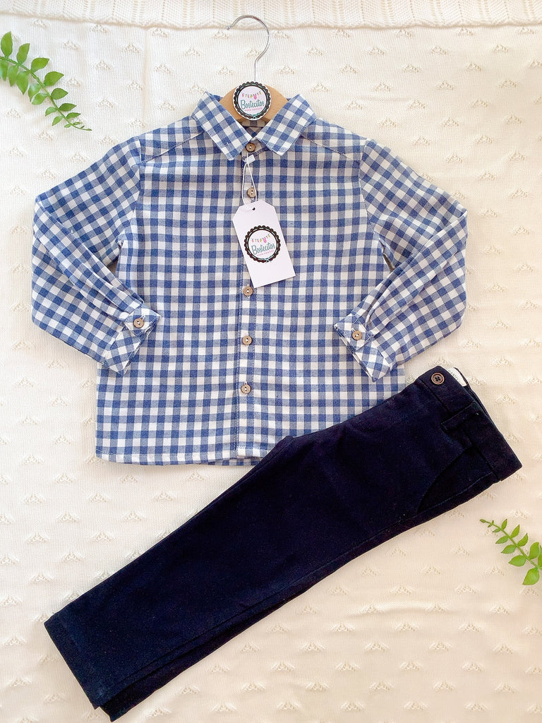 Conjunto pantalón de pana azul marino con camisa cuadros azul con blanco