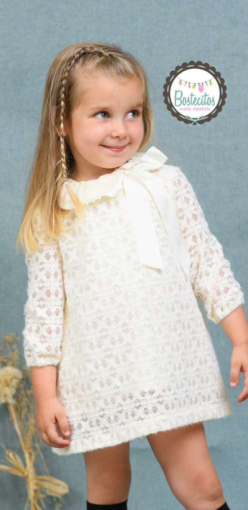 Vestido de encaje beige con cuello con moño