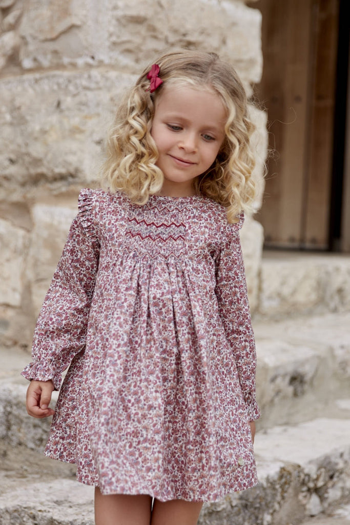 Vestido tinto flores bordado