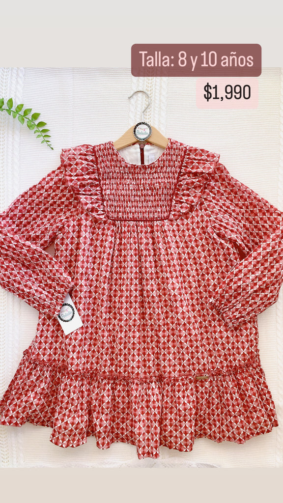 Vestido tinto con blanco bordado