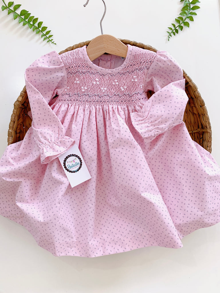 Vestido rosa bebé bordado a mano color gris manga larga
