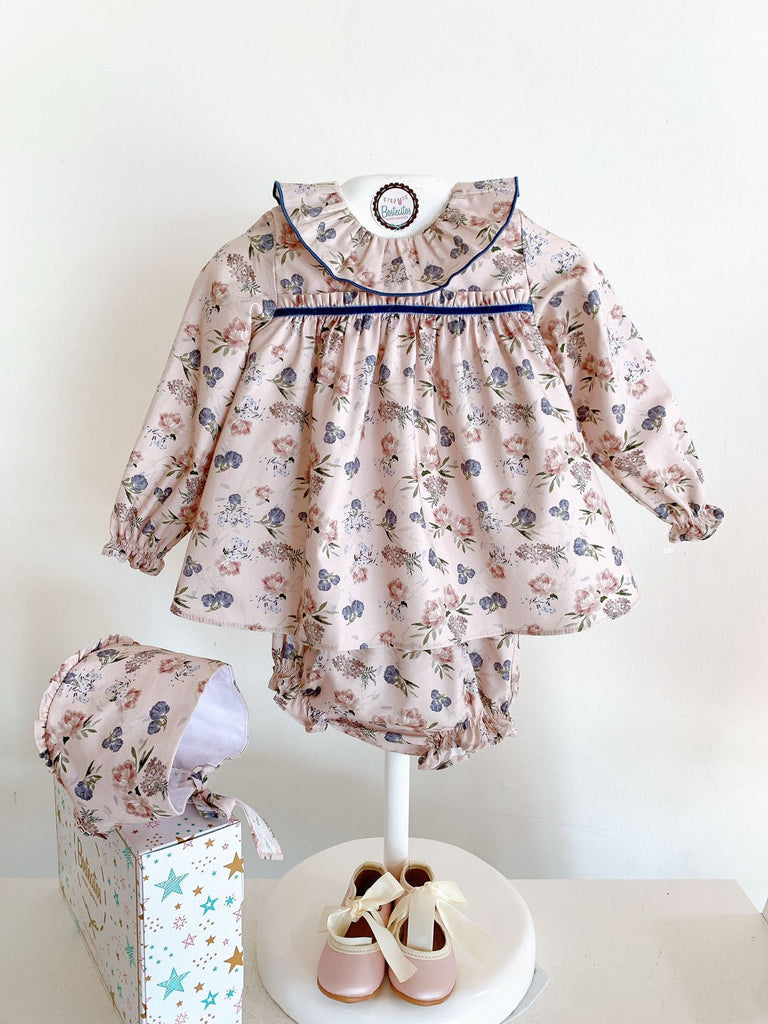 Conjunto 3 piezas rosa con flores vestido cuello redondo gorro y calzón (6 MESES)
