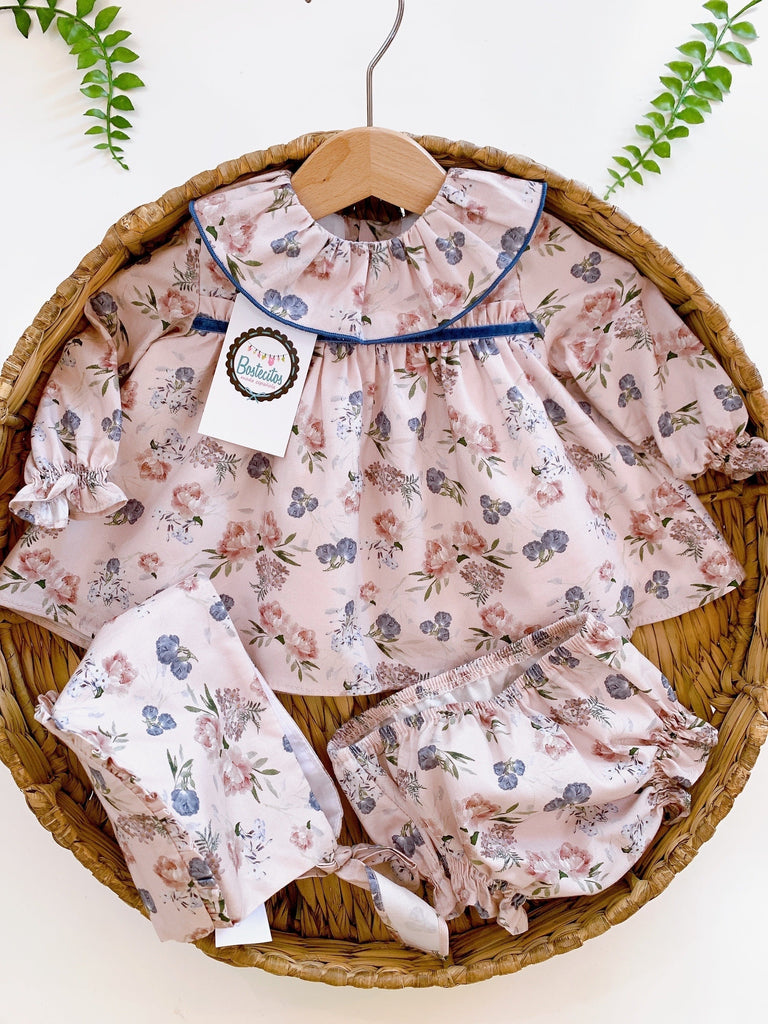 Conjunto 3 piezas rosa con flores vestido cuello redondo gorro y calzón (6 MESES)