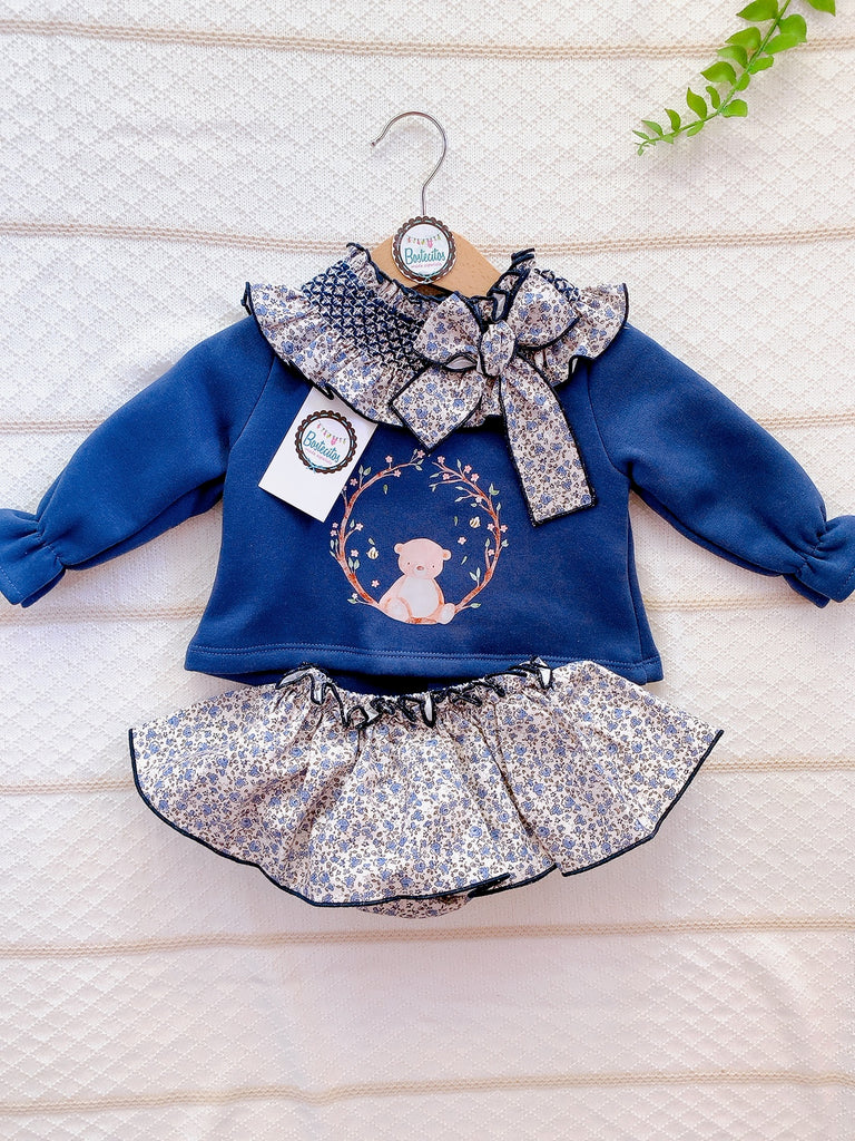 Conjunto suéter azul marino con cuello bordado con moño y falda calzón estampado flores azules (6 meses)