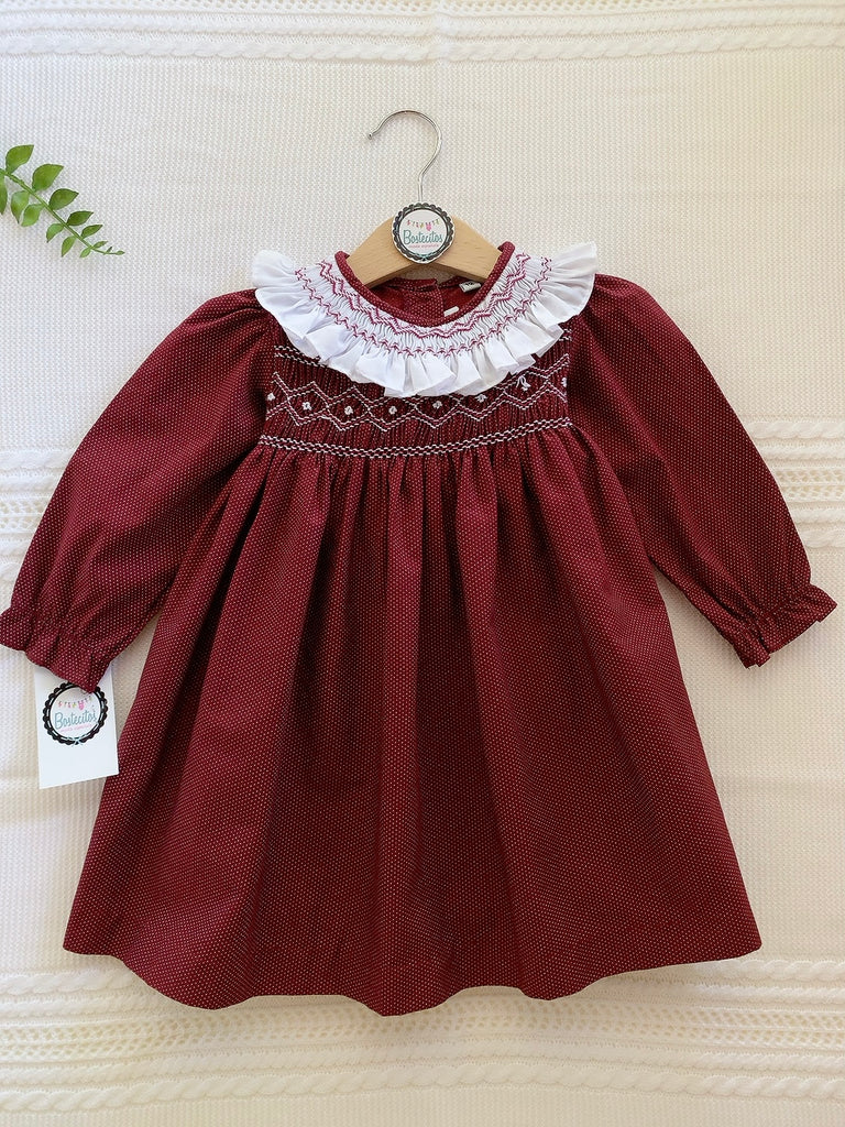 Vestido tinto bordado a mano cuello blanco bordado