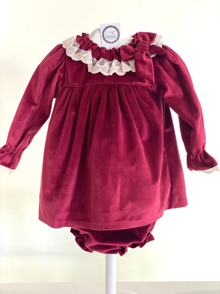 Vestido tinto terciopelo cuello Olán beige con moño y calzón