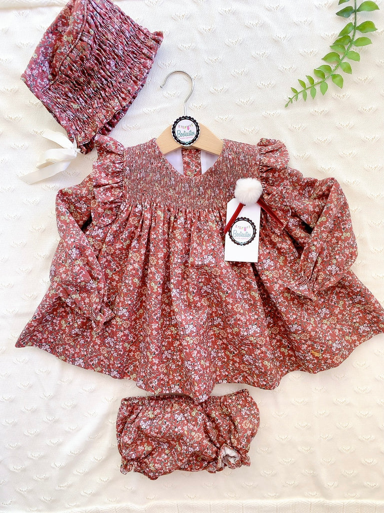 Vestido color ladrillo con flores, con gorrito