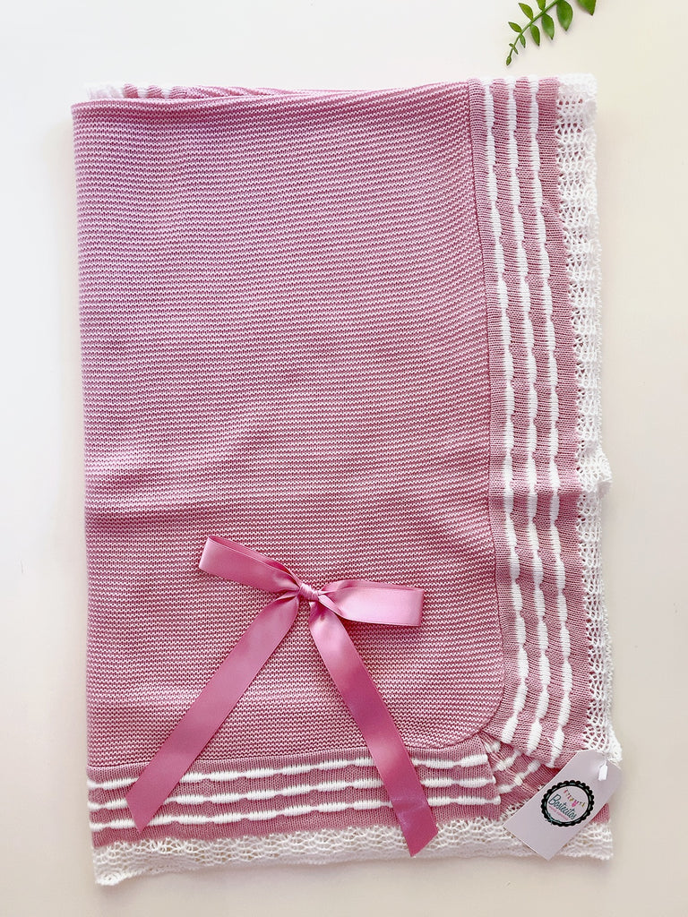 Cobija rosa palo tejida con detalles blancos