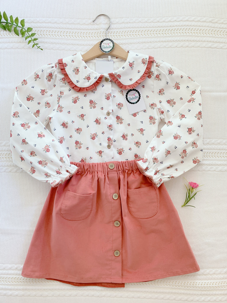 Falda color ladrillo con blusa estampado flores