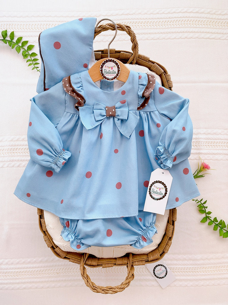 Conjunto azul con bolitas café