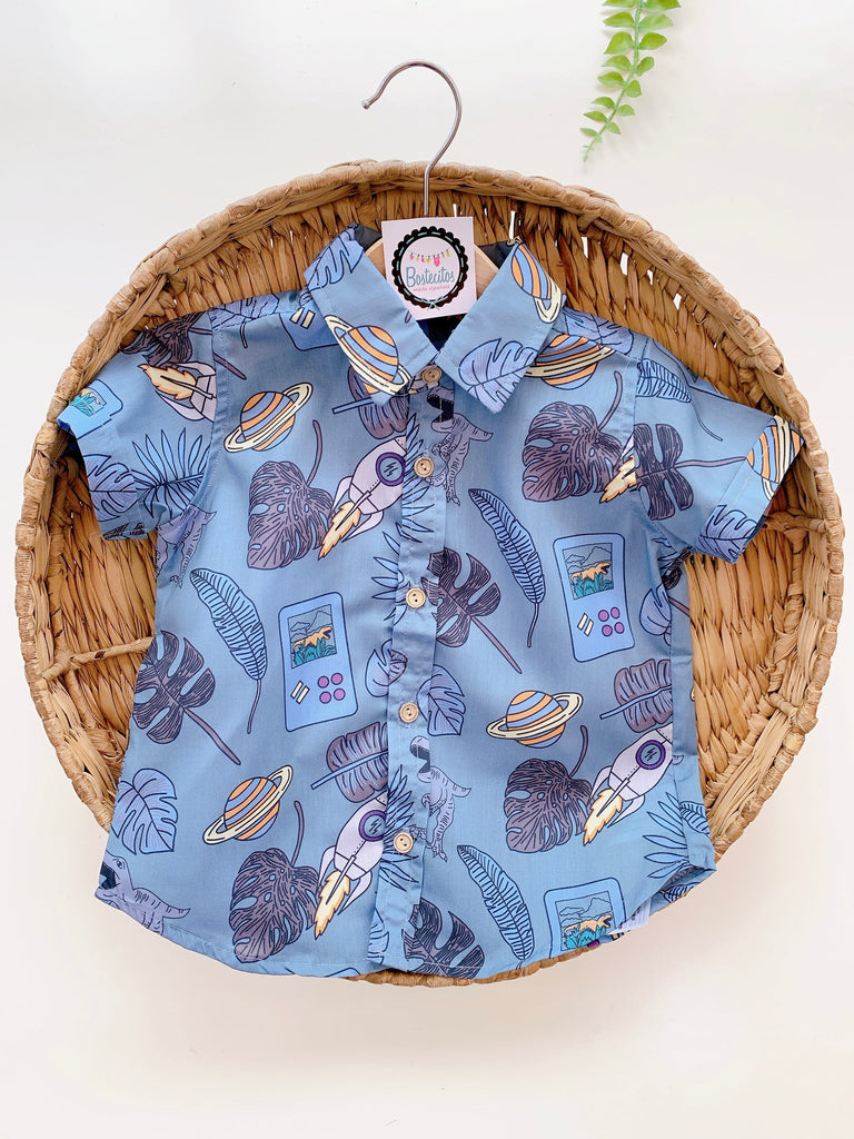Camisa azul estampado video juego, cohete y hojas (2 años)