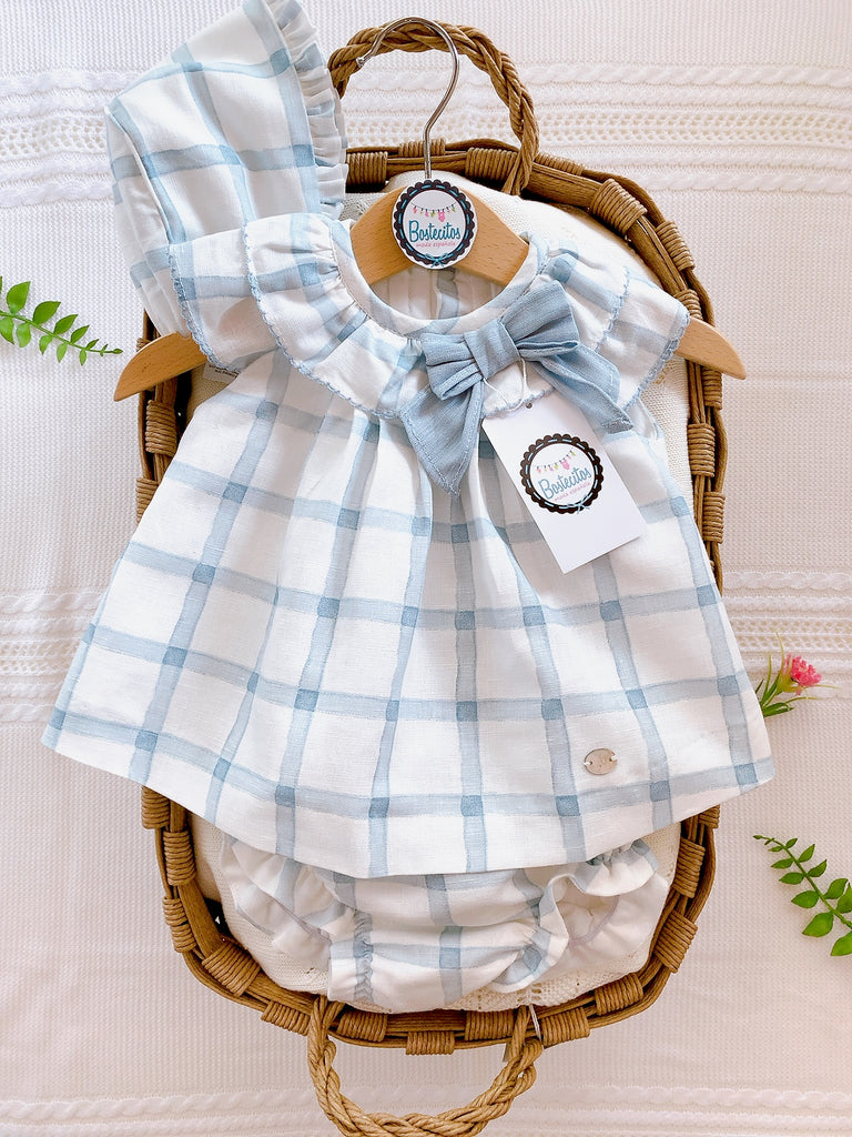 Conjunto español 3 piezas vestido, gorro y calzón cuadros grandes azul con blanco con moño en cuello
