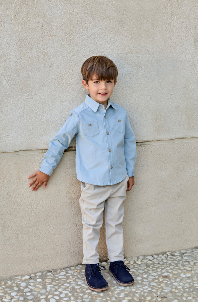 Conjunto pantalón color caqui con camisa azul pana