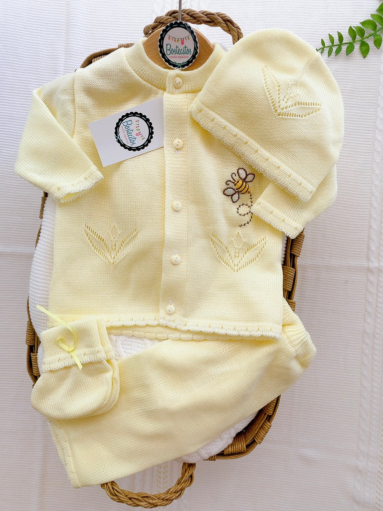 Tejido amarillo botones al frente, suéter, pantalón, gorro y zapatitos (3 meses) abejita bordada
