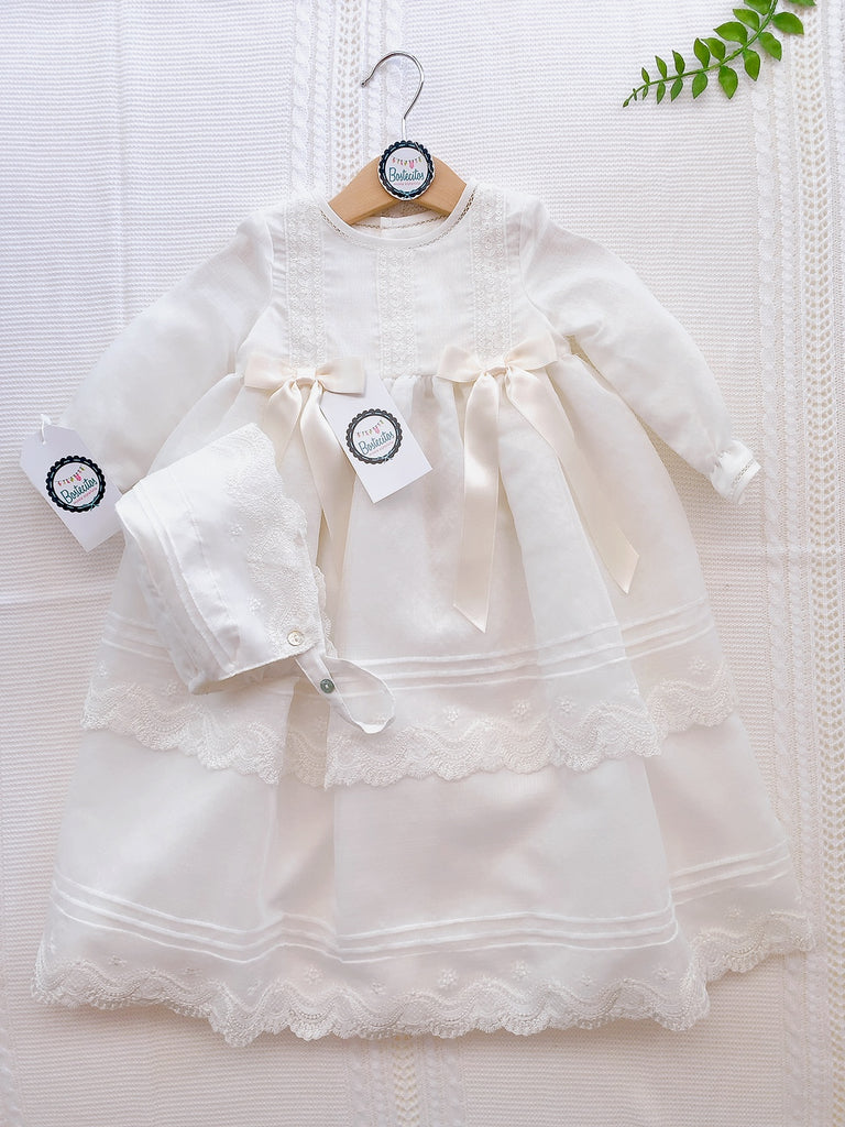 Ropon de bautizo beige dos moños al frente y gorro (12 meses)