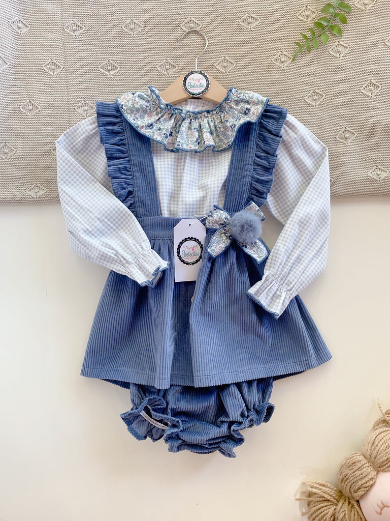 Falda con tirantes azul con blusa cuello flores y calzón