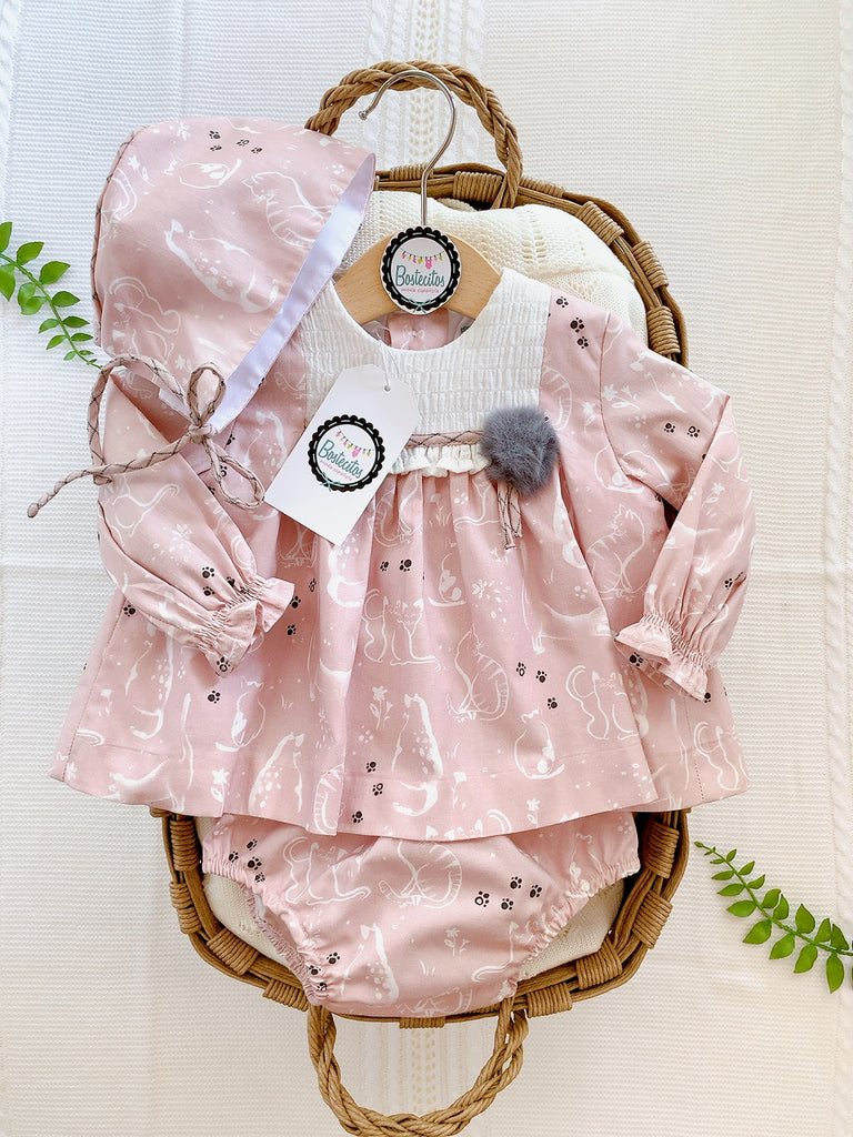 Conjunto rosa estampado gatitos vestido,gorro y calzón