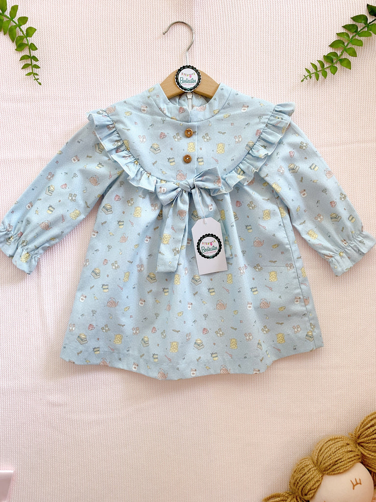 Vestido color azul bebé moño en medio manga larga con estampado libros, miel, tetera