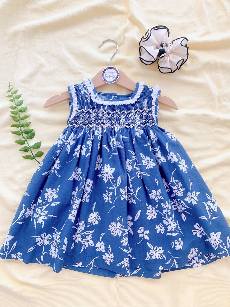 Vestido bordado a mano azul marino con flores blancas y bordado beige