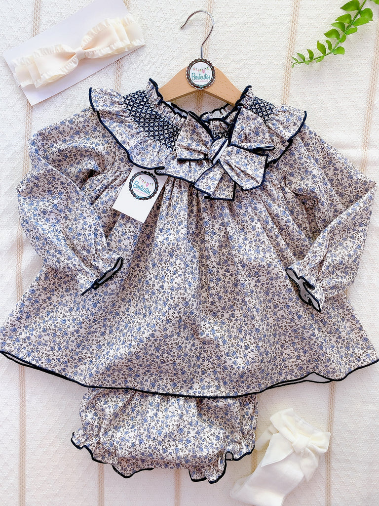 Vestido estampado flores azul marino con cuello bordado y calzón