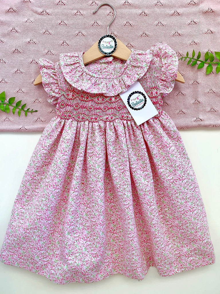 Vestido flores rosa fuscia con rosa bebé y hojitas verdes bordado a mano manga corta