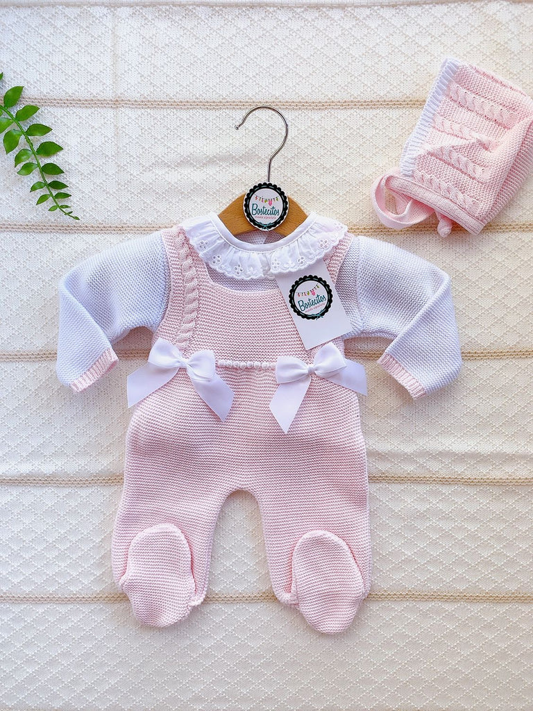 Overol tejido rosa bebé con dos moños blancos con su gorrito (0-1 mes)