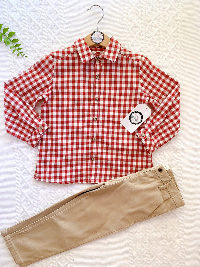 Conjunto camisa cuadros rojo con blanco con pantalón color caqui