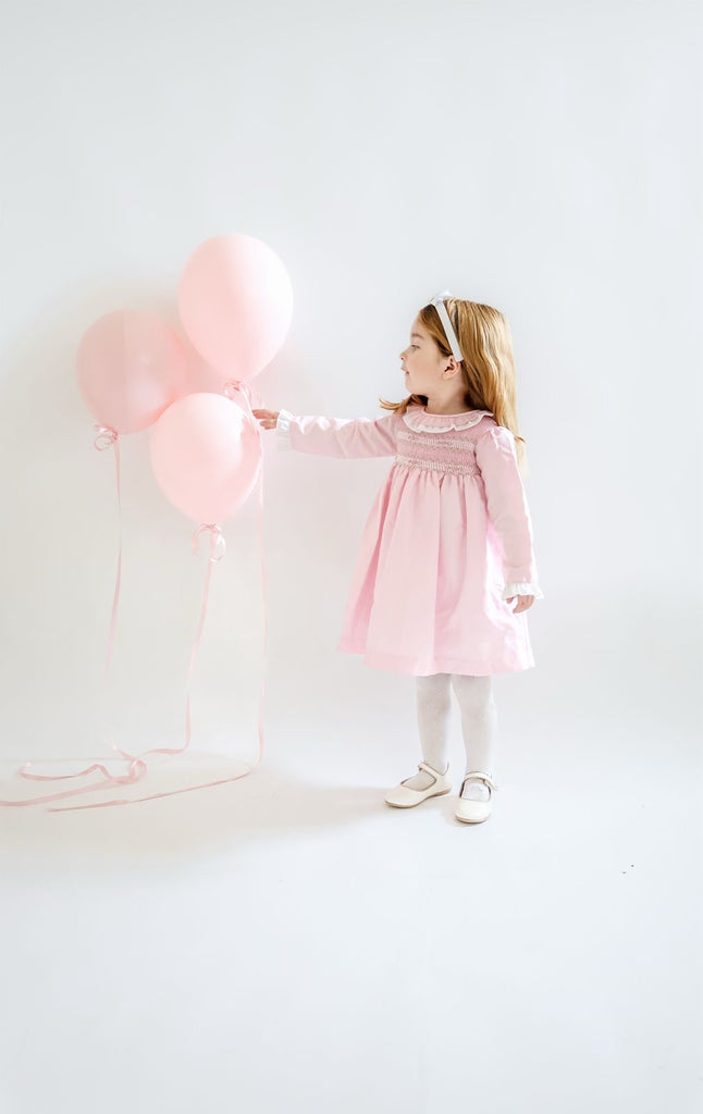 Vestido rosa bebé  bordado a mano manga larga detalle blanco en manga