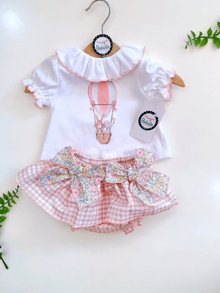 Conjunto español blusa blanca estampado globo con falda calzón cuatros con dos moños
