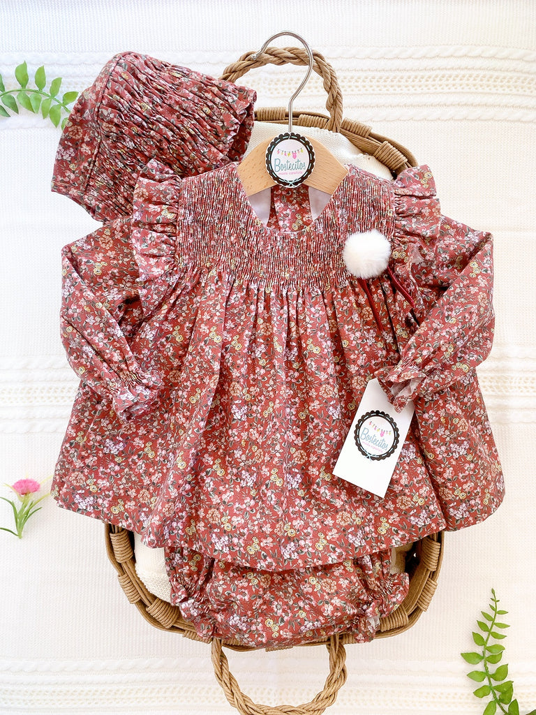 Vestido tinto flores, con gorrito