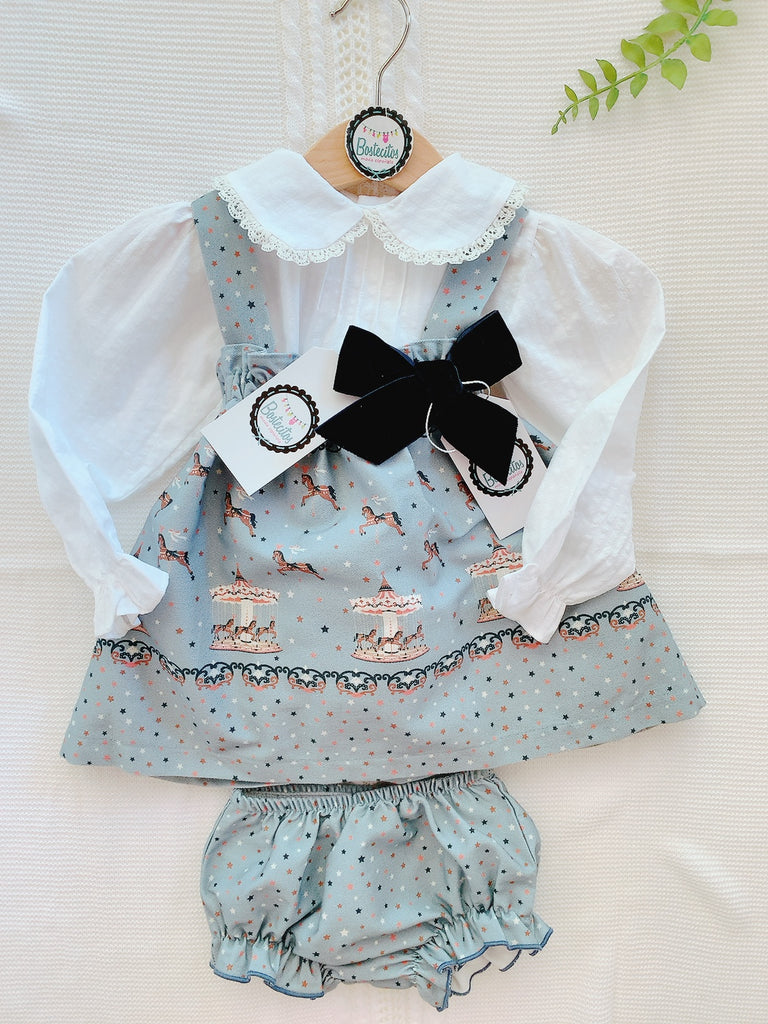 Conjunto blusa, vestido y calzón azul estampado caballos con moño de terciopelo azul marino (18 meses)
