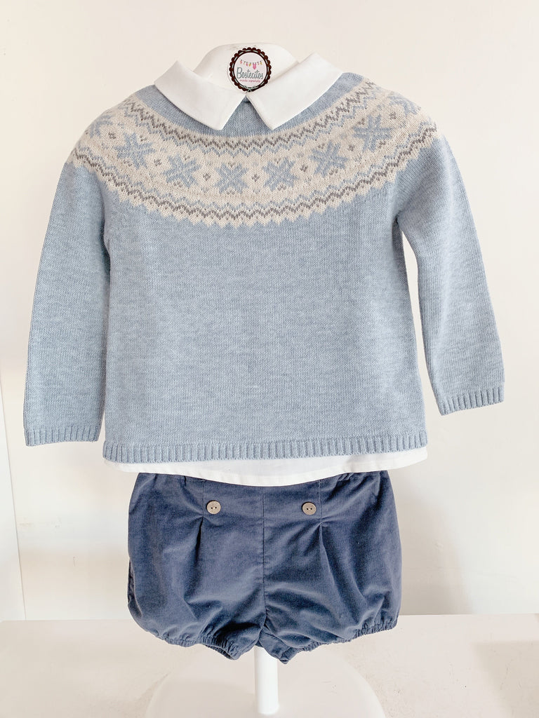 Conjunto 3 piezas short azul pana, camisa blanca y suéter azul bebé con detalles café