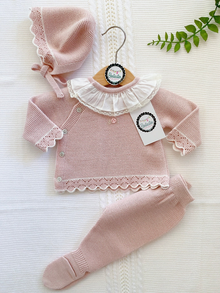 Tejido español color rosa palo con flor bordada cuello blanco con Olán