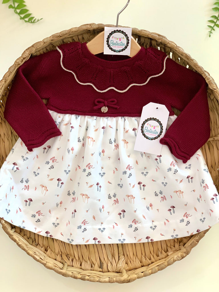 Vestido tejido tinto con estampado honguitos