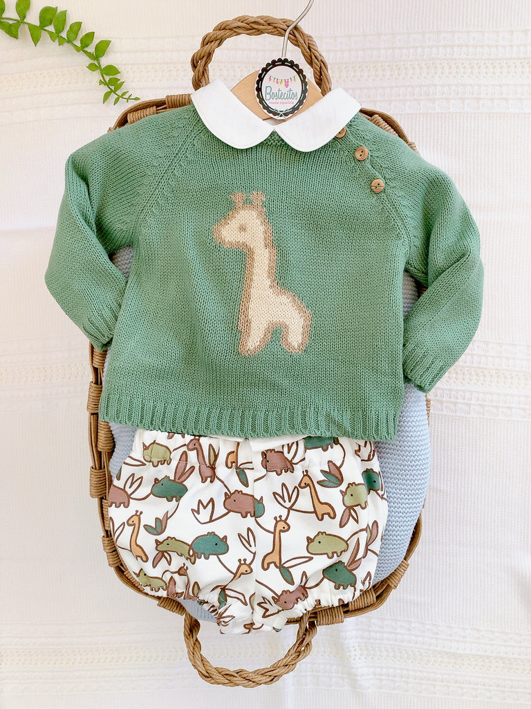 Conjunto 3 piezas suéter verde jirafa , camisa blanca y short estampado jirafas