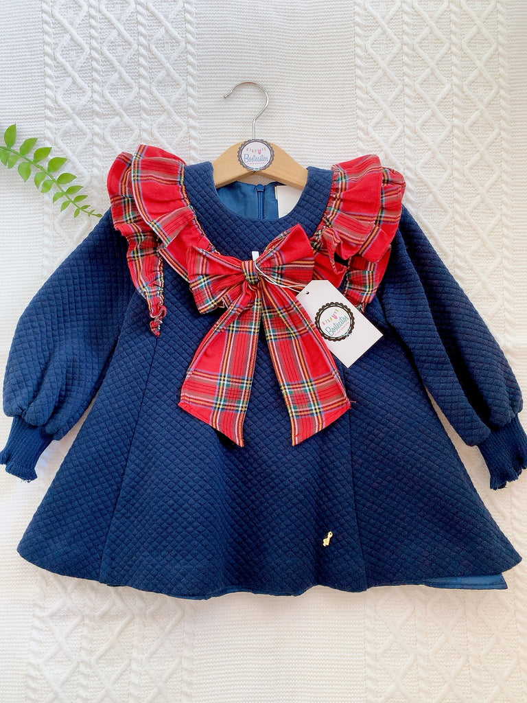 Vestido azul marino, con moño rojo de cuadros