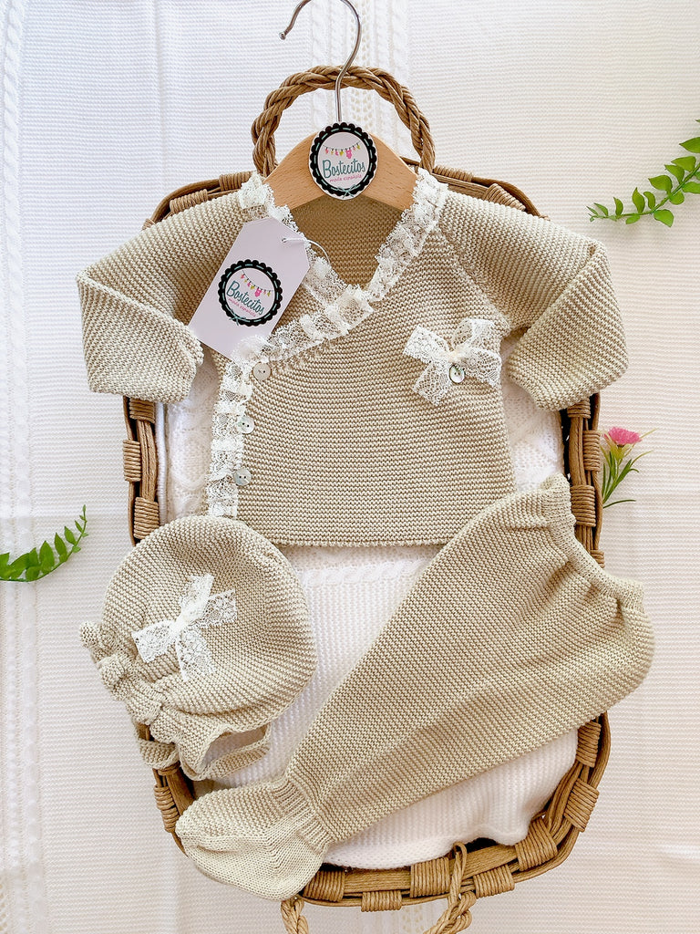 Tejido color caqui con Olán beige 3 piezas