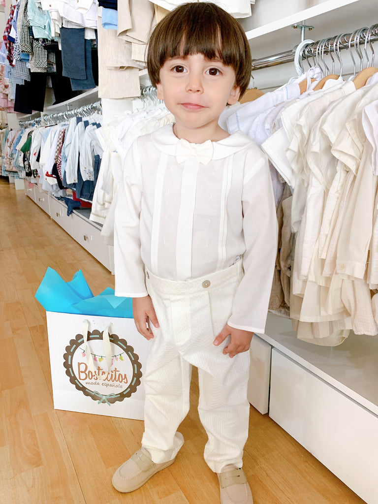 Pantalón beige con camisa manga larga y moño beige