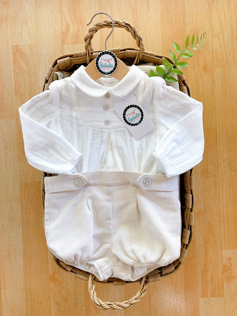 Conjunto camisa manga larga blanco Perla con dos botones al centro grabados blanco Perla con short color caqui