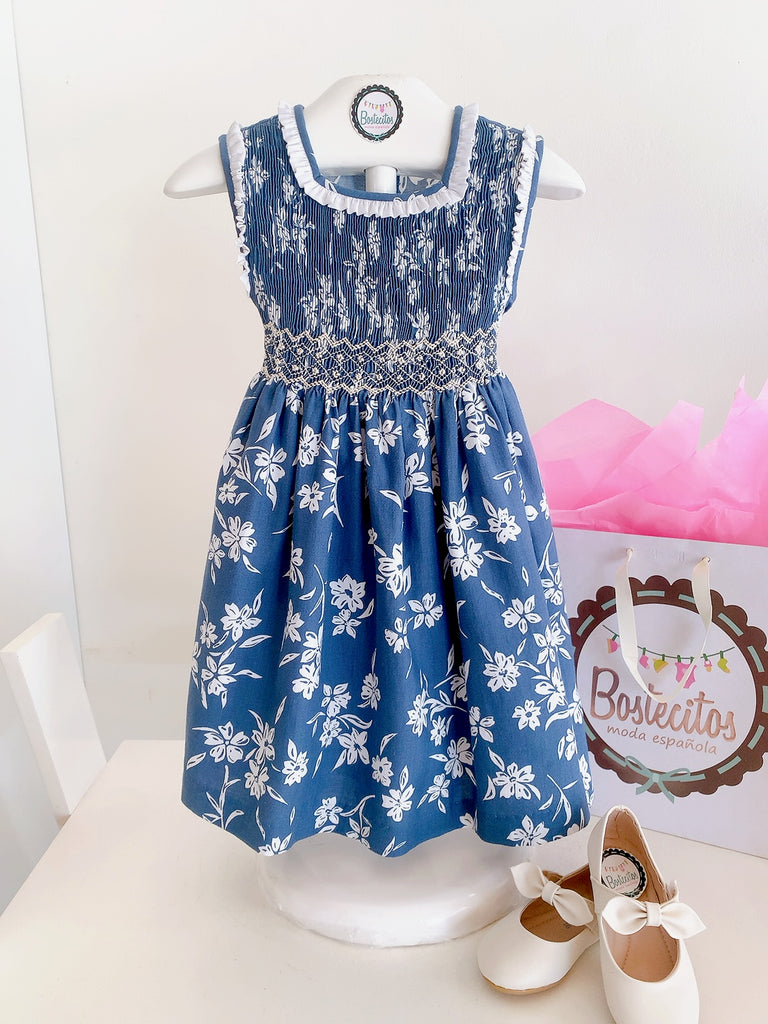 Vestido bordado a mano azul marino con flores blancas y bordado beige