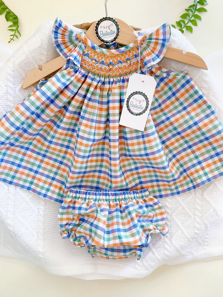 Conjunto vestidito con calzón bordado a mano cuadros azul, naranja y verde