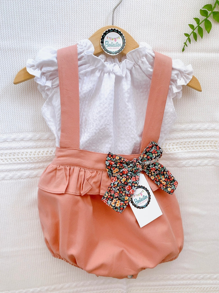 Ranita coral y blusas blancas con olanes (18 meses)